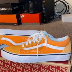 NEVER WORN Vans, Dark Cheddar / True White. Unisex shoe Men size 6.0 / Women 7.5